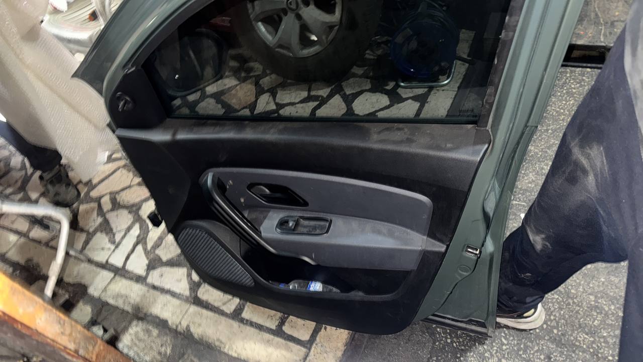 Dacia Duster 2 Çıkma Sağ Ön Kapı Döşemesi Dacia Duster 2 Çıkma Sağ Ön Kapı Döşemesi