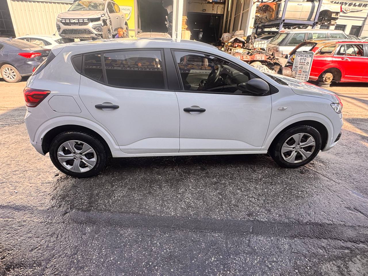Dacia Sandero Stepway 3 Çıkma Sağ Arka Kapı Beyaz Renk Dacia Sandero Stepway 3 Çıkma Sağ Arka Kapı Beyaz Renk
