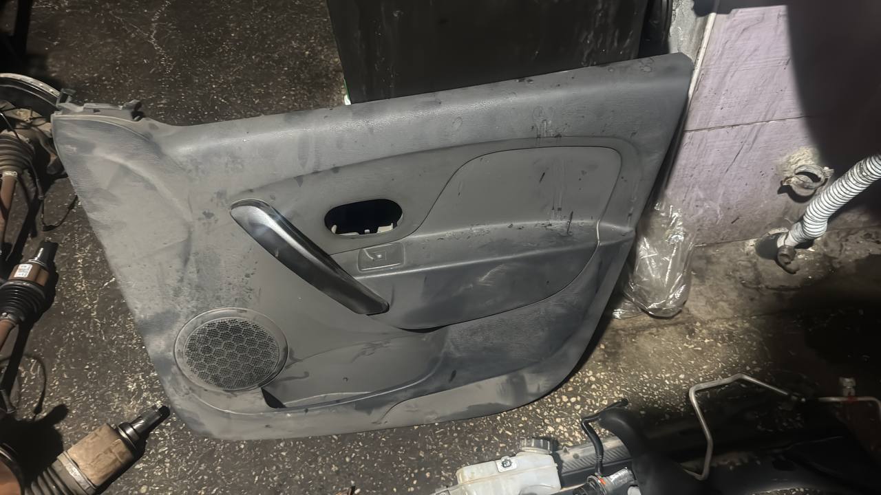 Dacia Sandero Stepway Çıkma Sağ Ön Kapı Döşemesi Dacia Sandero Stepway Çıkma Sağ Ön Kapı Döşemesi